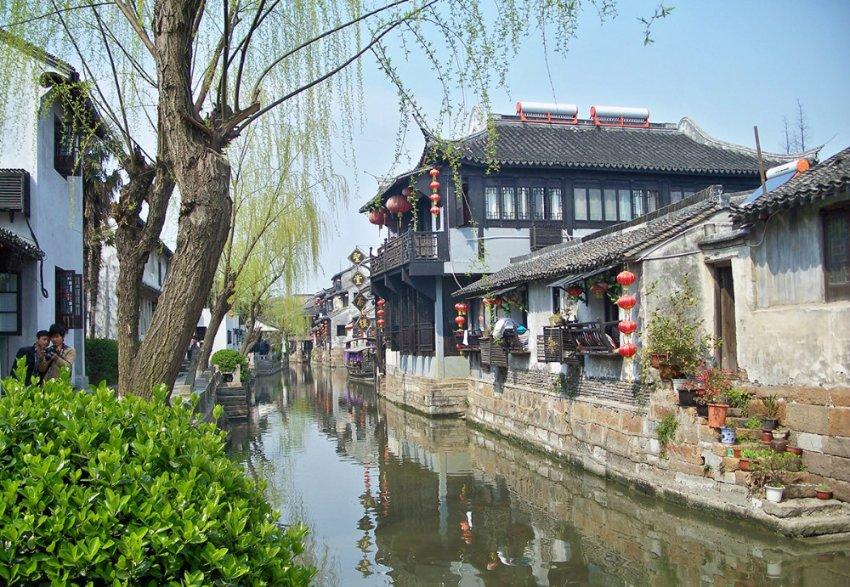 去年全省金融对经济支持持续增强 2023年末全省金融机构各项贷款余额27490亿元 同比增长8.3%